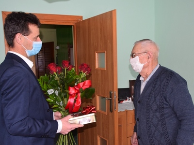 Wójt Gminy Sławno Ryszard Stachowiak i Józef Kwiatkowski - kombatant, uczestnik II wojny światowej