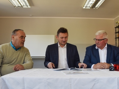 Podpisanie umowy wsparcie budowy placu zabaw w Łętowie