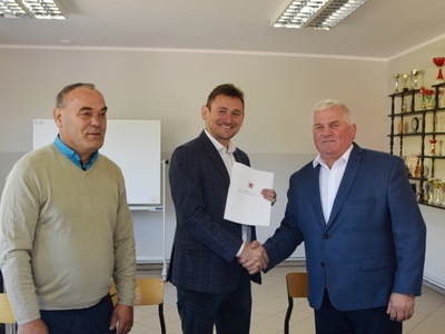 Podpisanie umowy wsparcie budowy placu zabaw w Łętowie