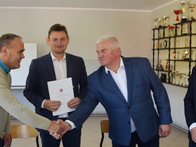 Podpisanie umowy wsparcie budowy placu zabaw w Łętowie