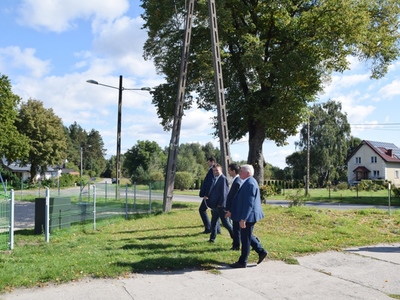 Podpisanie umowy wsparcie budowy placu zabaw w Łętowie