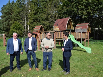 Podpisanie umowy wsparcie budowy placu zabaw w Łętowie
