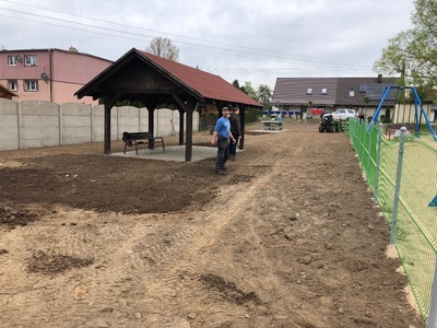 Noskowo - zagospodarowywanie terenów zielonych przy placu zabaw i wiacie
