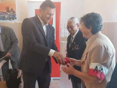 Tomasz Sobieraj - Wicemarszałek Województwa Zachodniopomorskiego wręczył Złotą Odznaką Honorową Gryfa Zachodniopomorskiego Józefowi Kwiatkowskiemu z Kwasowa, bohaterowi II wojny światowej (foto: https://www.facebook.com/StarostwoPowiatoweWSlawnie)
