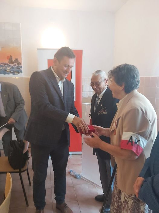 Tomasz Sobieraj - Wicemarszałek Województwa Zachodniopomorskiego wręczył Złotą Odznaką Honorową Gryfa Zachodniopomorskiego Józefowi Kwiatkowskiemu z Kwasowa, bohaterowi II wojny światowej (foto: https://www.facebook.com/StarostwoPowiatoweWSlawnie)