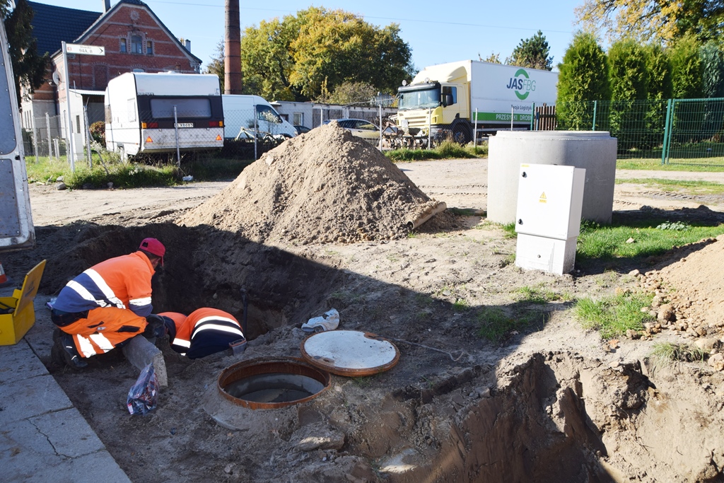 Prace budowlane przy wodociągu i kanalizacji w Sławsku