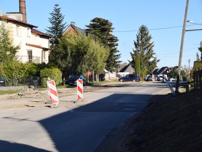 Prace budowlane przy wodociągu i kanalizacji w Sławsku