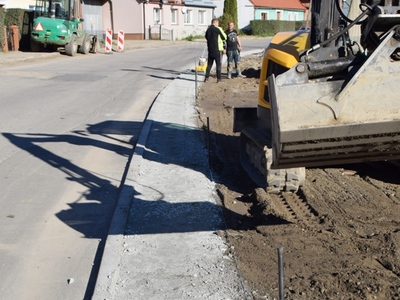 Prace budowlane przy wodociągu i kanalizacji w Sławsku