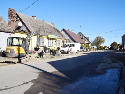 Prace budowlane przy wodociągu i kanalizacji w Sławsku