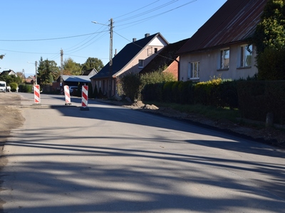 Prace budowlane przy wodociągu i kanalizacji w Sławsku