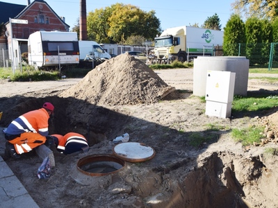 Prace budowlane przy wodociągu i kanalizacji w Sławsku