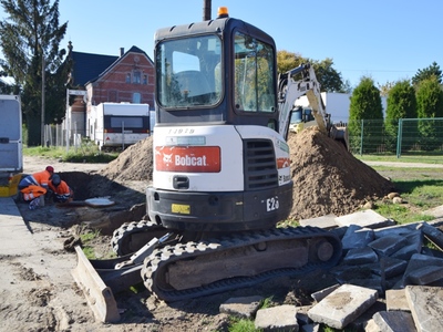 Prace budowlane przy wodociągu i kanalizacji w Sławsku