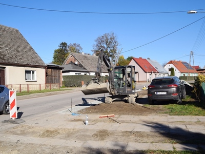 Prace budowlane przy wodociągu i kanalizacji w Sławsku