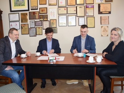 Podpisanie umowy z Wykonawca na budowę drogi na kolonię w Boleszewie