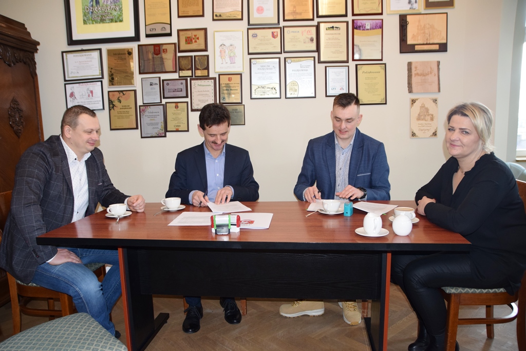 Podpisanie umowy z Wykonawca na budowę drogi na kolonię w Boleszewie