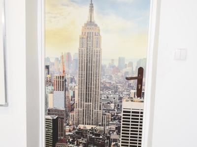 Fototapeta przedstawiająca Empire State Building na drzwiach pracowni językowej