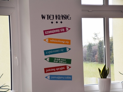 Napisy na ścianach w sali lekcyjnej