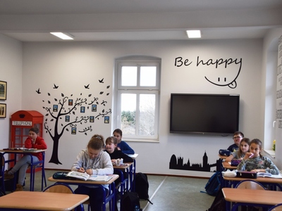 Ozdoby i napisy na ścianach sali językowej