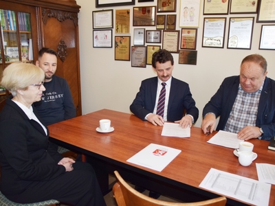 Podpisanie umowy z Wykonawcą - firmą LEMAR z Niezabyszewa