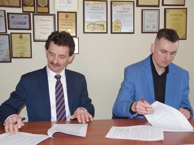 Podpisanie umowy z wykonawcą - firmą Romado-Brzeziński Sp. z o. o.