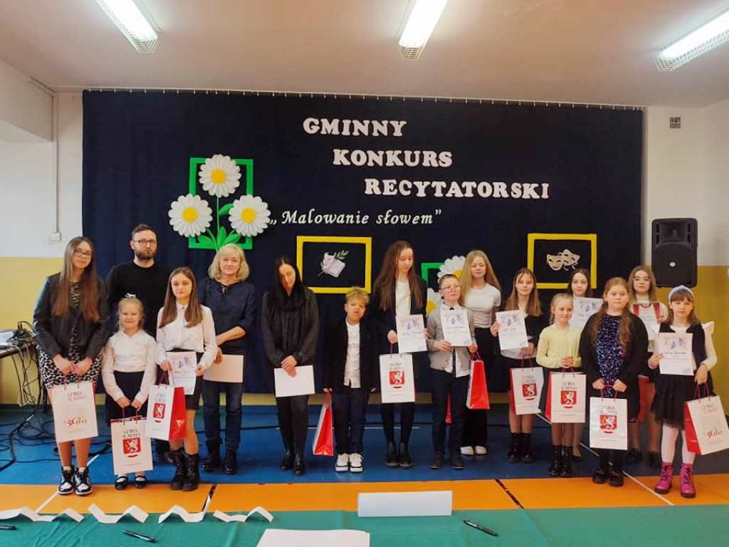 Uczestnicy Gminnego Konkursu Recytatorskiego wraz z jury