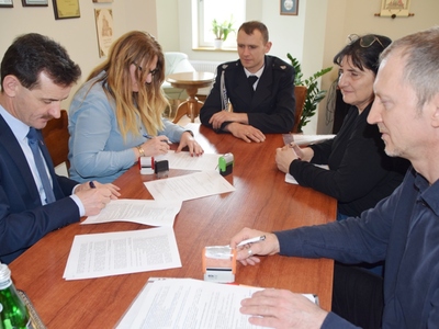 Podpisanie umowy na wykonanie dokumentacji remizo-świetlicy w Gwiazdowie