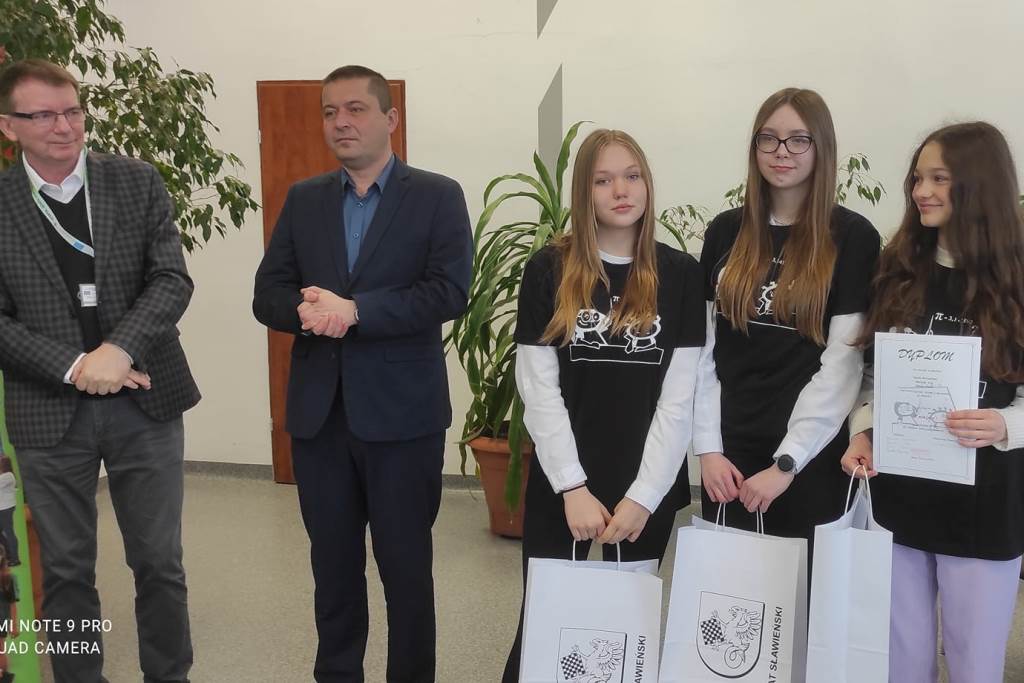 Laureatki Powiatowego Konkursu Matematycznego - uczennice SP Sławsko
