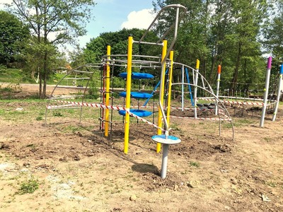 Budowa placu zabaw w Bobrowicach