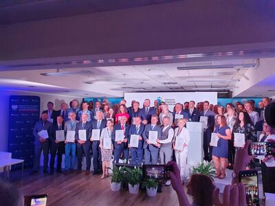Uczestnicy konferencji z certyfikatami
