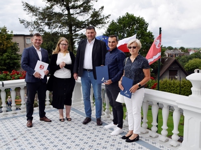 Wsparcie na modernizację boiska we Wrześnicy - od lewej: Tomasz Sobieraj - Wicemarszałek Województwa Zachodniopomorskiego, Renata Litwin - Skarbnik, Artur Ciróg - Zastępca, Damian Kowalski - Prezes KS Wrzos Wrześnica  i Elżbieta Świeboda - sołtys Wrześnicy