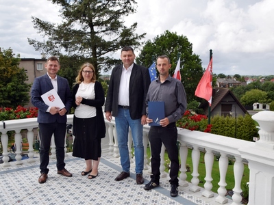 Grant Sołecki dla Radosławia - od lewej: Tomasz Sobieraj - Wicemarszałek Województwa Zachodniopomorskiego, Renata Litwin - Skarbnik, Artur Ciróg - Zastępca i Bartłomiej Jakuszczonek - sołtys Radosławia