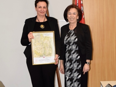 Sekretarz Marta Rosenkiewicz-Jóźwiak odbiera podziękowania