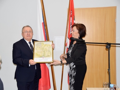Radny Marek Szanel odbiera podziękowanie