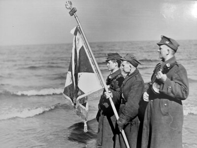 Jan Słabysz (pierwszy po lewej) podczas uroczystości Zaślubin Polski z Morzem w dn. 18.03.1945 r.