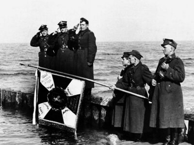 Jan Słabysz (pierwszy po lewej) podczas uroczystości Zaślubin Polski z Morzem w dn. 18.03.1945 r.