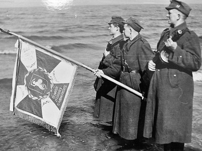 Jan Słabysz (pierwszy po lewej) podczas uroczystości Zaślubin Polski z Morzem w dn. 18.03.1945 r.