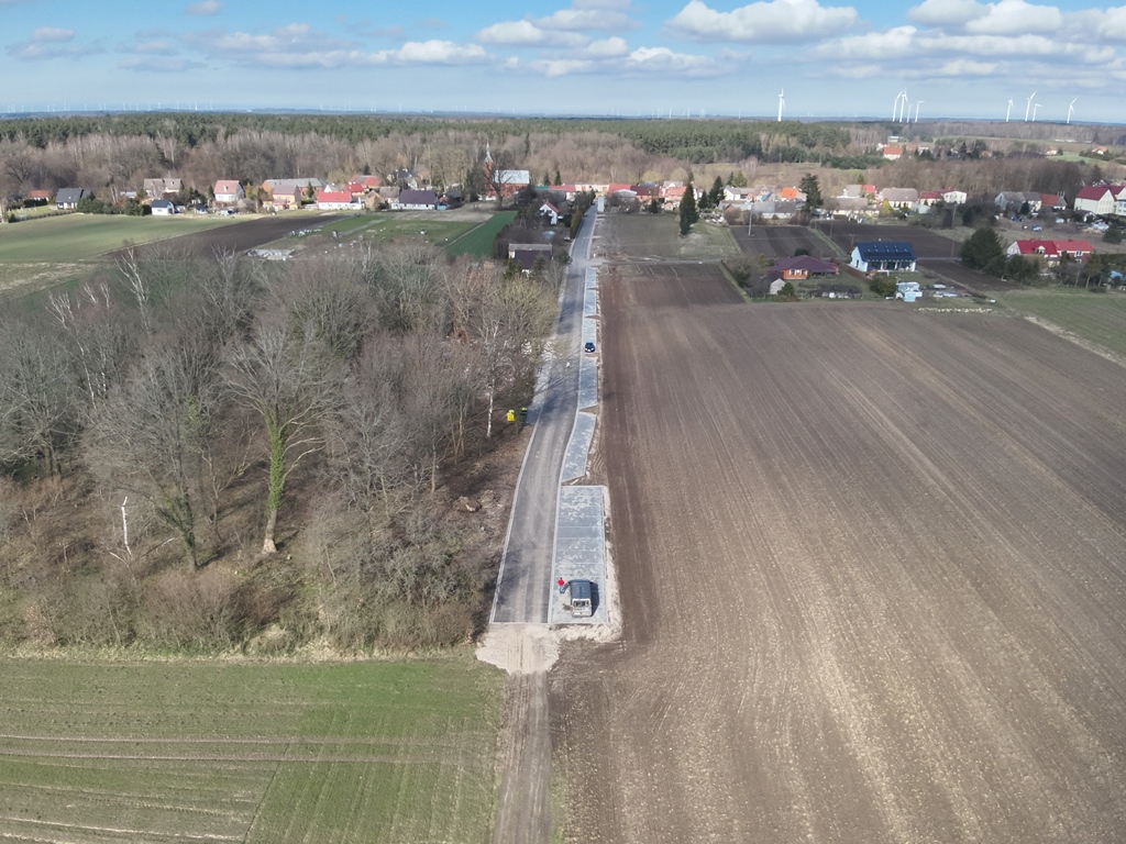Droga do cmentarza we Wrześnicy
