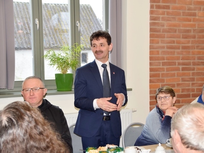 Podpisanie umowy na budowę dróg w Starym Krakowie - wójt Ryszard Stachowiak