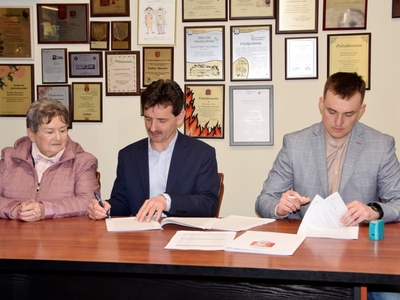 Podpisanie umowy z Wykonawcą na przebudowę drogi gminnej w Tokarach