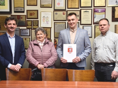 Podpisanie umowy z Wykonawcą na przebudowę drogi gminnej w Tokarach