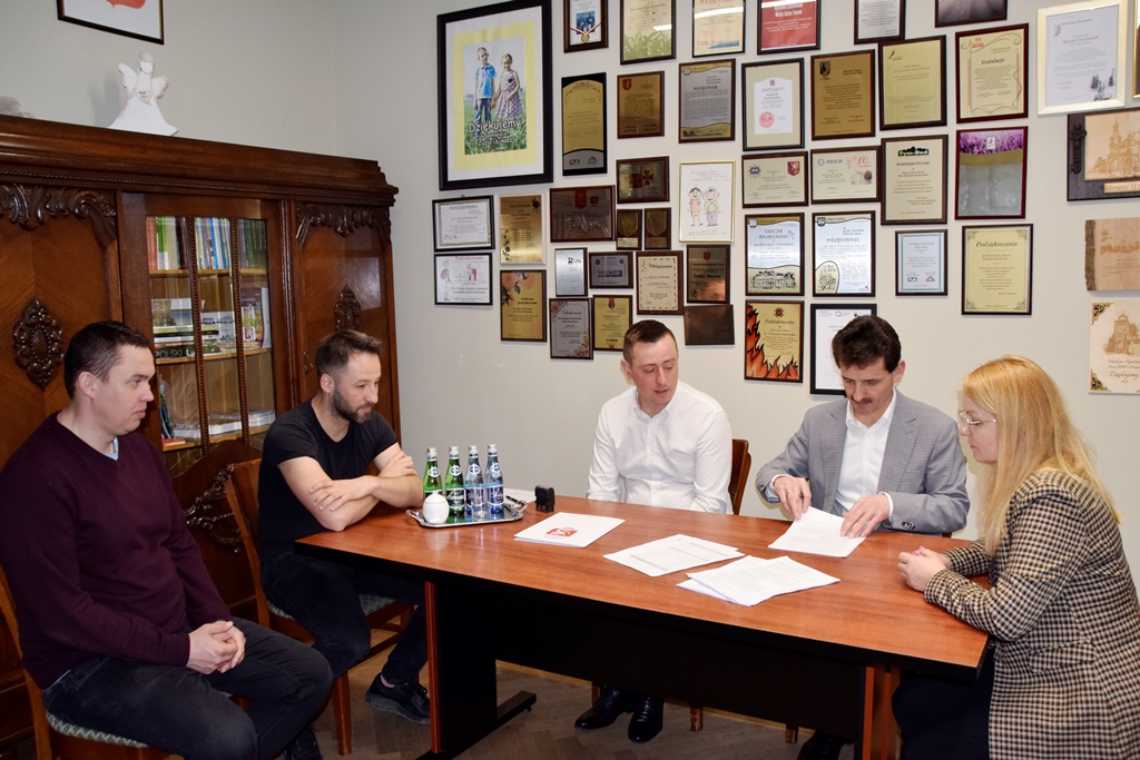 Podpisanie umowy na przebudowę dróg gminnych w Janiewicach