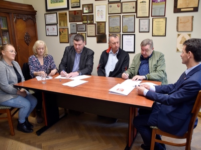 Podpisanie umowy na budowę boisk wielofunkcyjnych w Smardzewie i Rzyszczewie