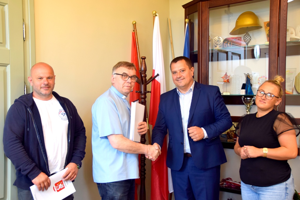 Podpisanie umów na dotację remontu kościoła w Rzyszczewie oraz wykonanie prac 