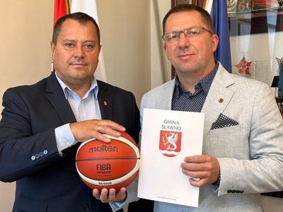 Wójt Gminy Sławno oraz Prezes Klubu "Czarni" Słupsk w czasie podpisania umowy.