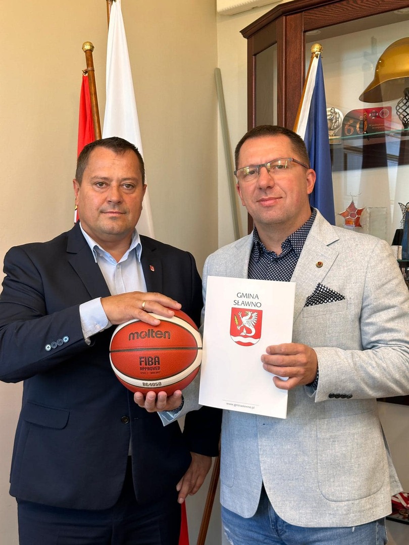Wójt Gminy Sławno oraz Prezes Klubu "Czarni" Słupsk w czasie podpisania umowy.