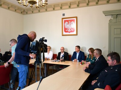 Uroczyste podpisanie umów na nowe samochody pożarnicze z wyposażeniem