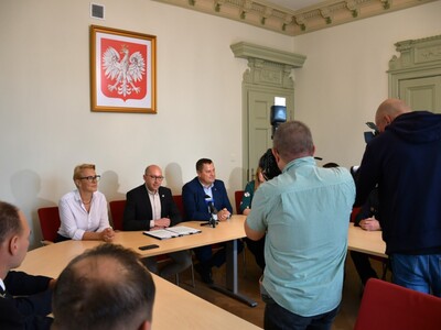 Uroczyste podpisanie umów na nowe samochody pożarnicze z wyposażeniem