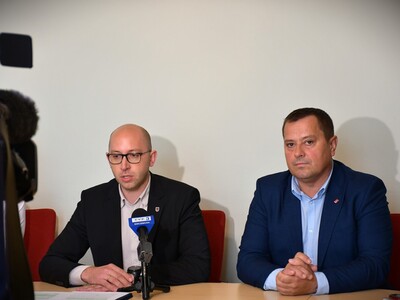 Uroczyste podpisanie umów na nowe samochody pożarnicze z wyposażeniem