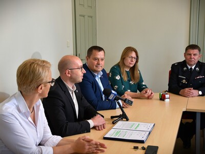Uroczyste podpisanie umów na nowe samochody pożarnicze z wyposażeniem