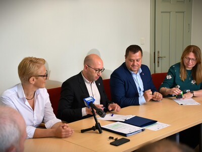 Uroczyste podpisanie umów na nowe samochody pożarnicze z wyposażeniem